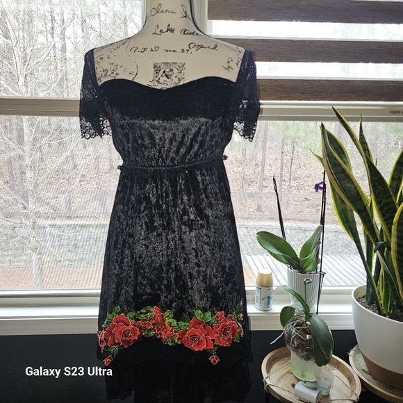 Elegant Black Velvet Dress with Floral Accents - Picture 3 of 11